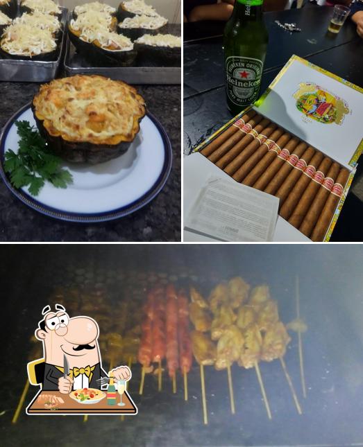 Entre diferentes coisas, comida e cerveja podem ser encontrados no Bar dos Amigos