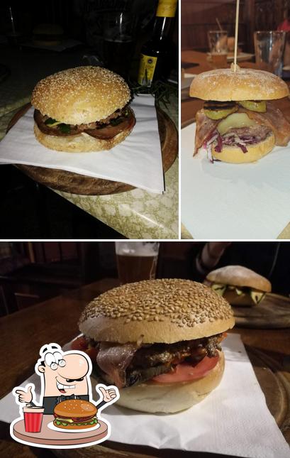 Prova un hamburger a Old Troll's Pub