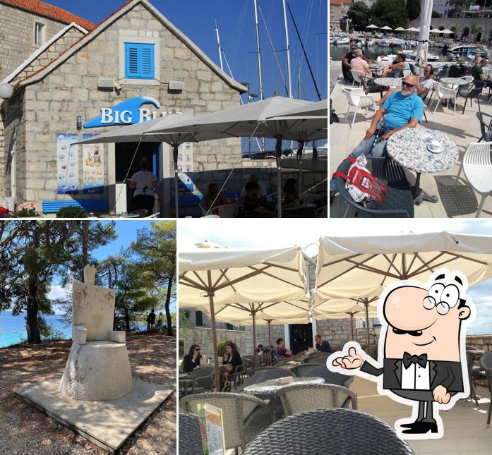 Dai un'occhiata agli interni di Big Blue Cafe