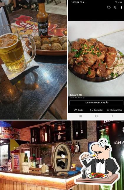 Entre diferentes coisas, comida e balcão de bar podem ser encontrados no Boteco Tô Aki