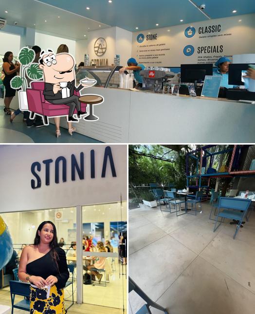 Sente em uma das mesas no Stonia Ice Creamland - Asa Sul