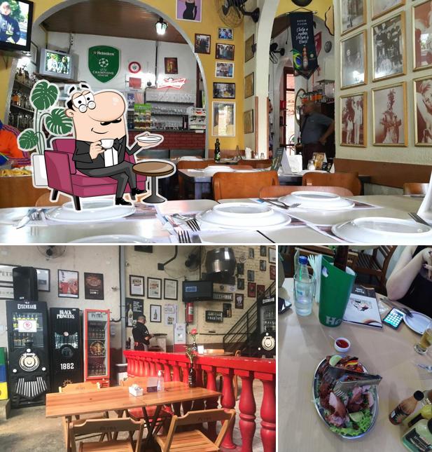 Sente em uma das mesas no O Alemão