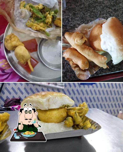 Meals at Raju Chacha Vadapav