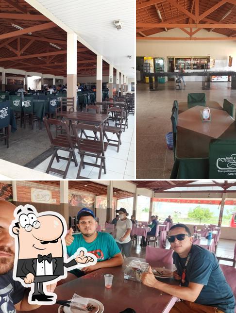 Sente em uma das mesas no Restaurante Dona Zila