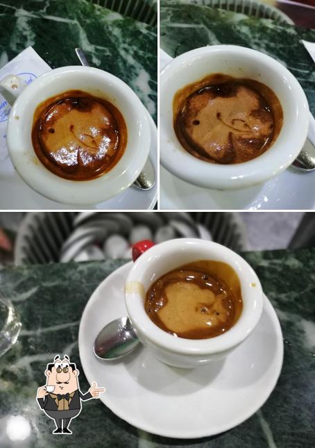 Goditi qualcosa da bere a Caffetteria Bar Pompei dal 1958