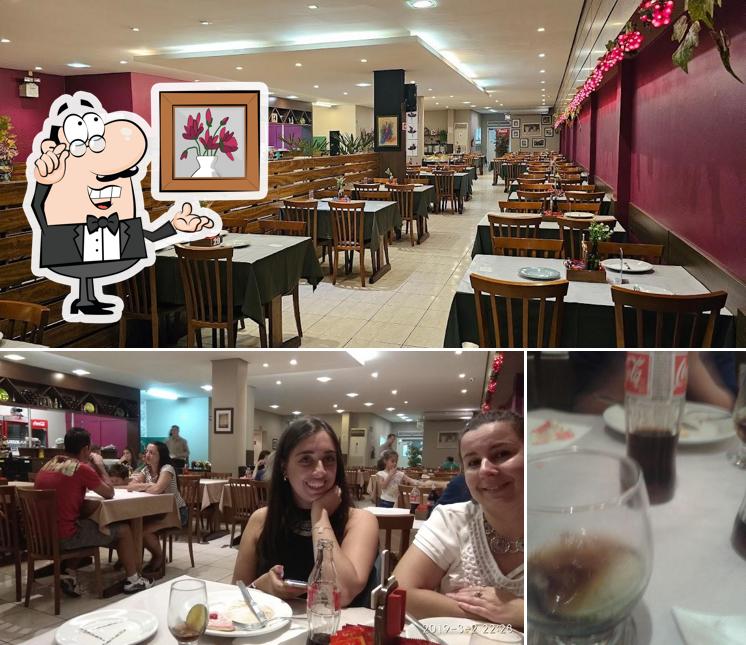 Confira a foto mostrando interior e vinho a Bella Ravenna Pizzeria