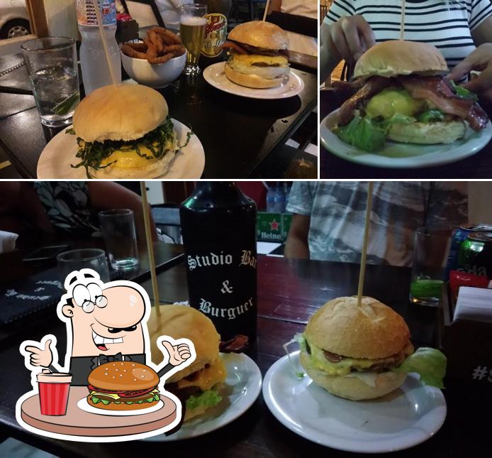 Peça um hambúrguer no Studio Bar & Burguer