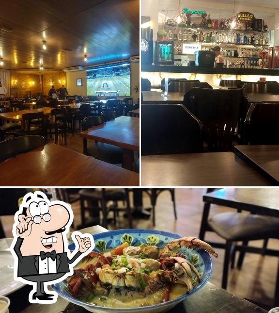 Sente em uma das mesas no Camarão da Cidade