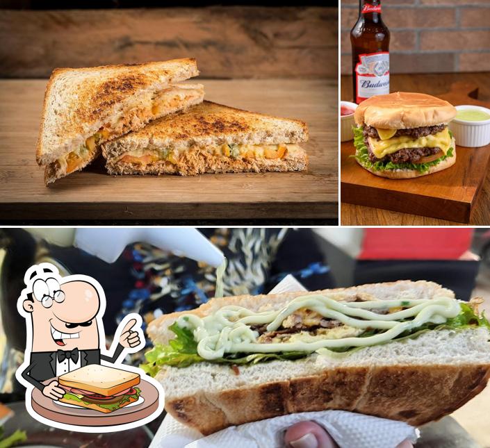 Sanduíches de queijo grelhado em Torradão Lanches