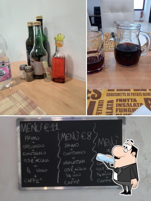 Questa è la immagine che mostra la bevanda e lavagna di Trattoria Puntaldia