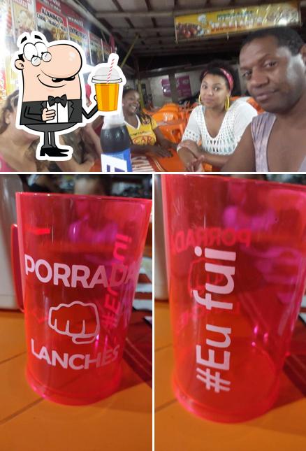 Desfrute de uma bebida no Porrada Lanches