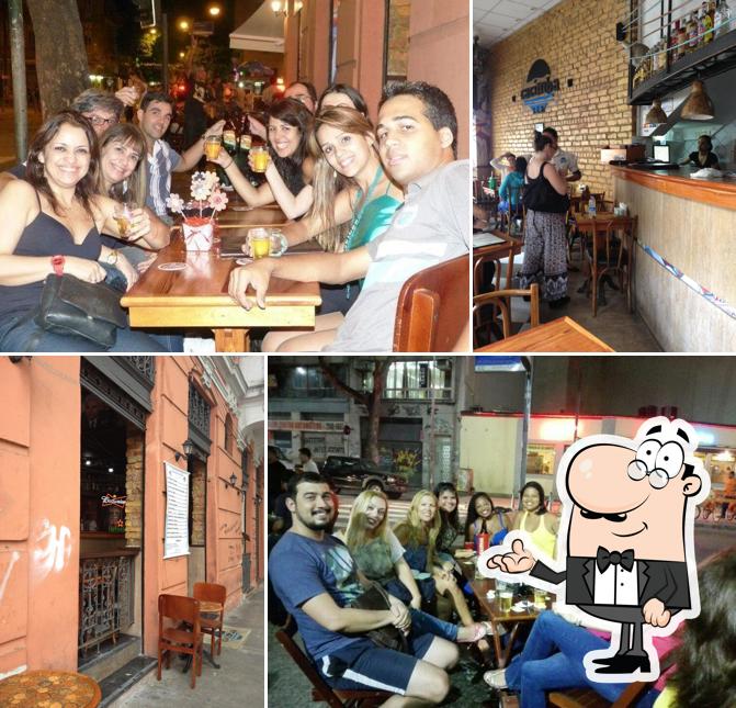 Sente em uma das mesas no Cacimba Bar