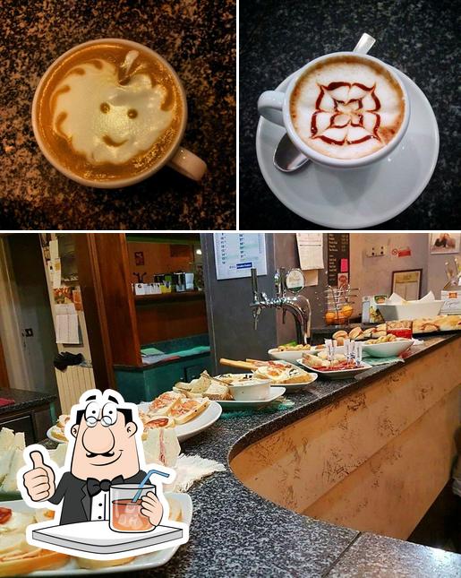 La foto di bevanda e interni da Caffè Fiume