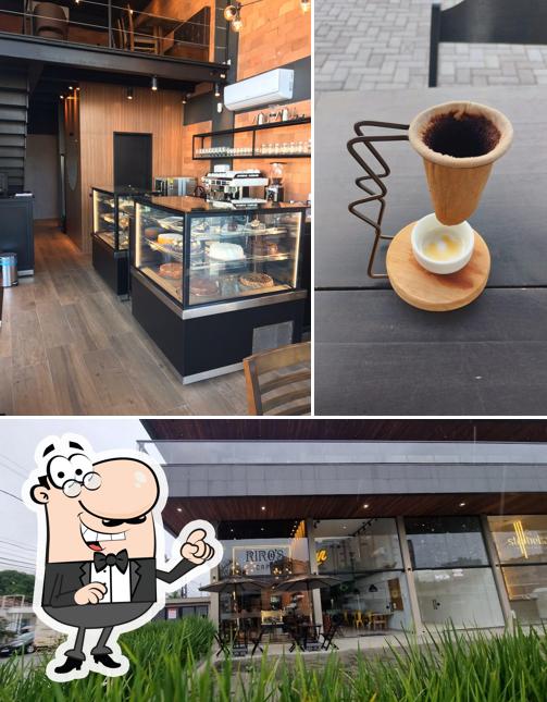 Veja imagens do interior do Riro's Café