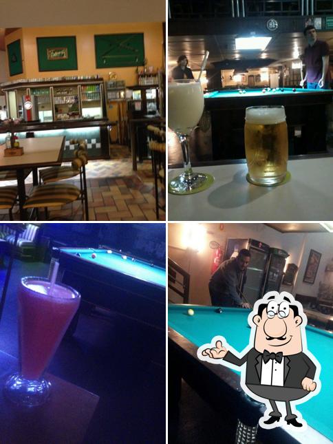 Sente em uma das mesas no Queen's Snooker Burger Bar
