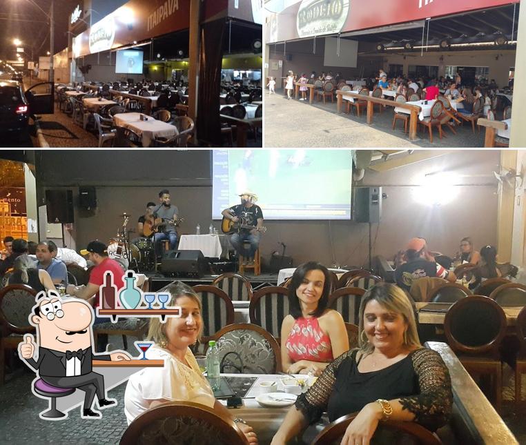 Sente em uma das mesas no Rodeio Choperia