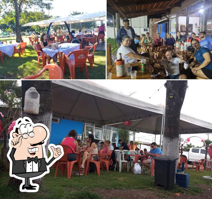 Sente em uma das mesas no Recanto 376