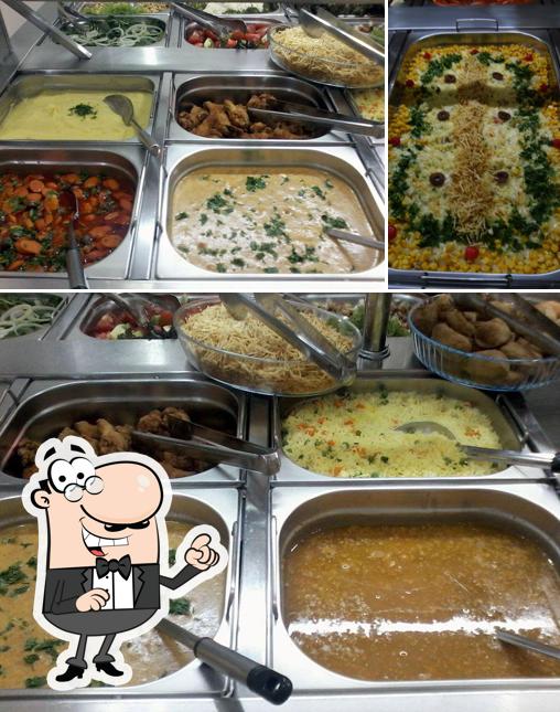 Sente em uma das mesas no O Pensador Restaurante