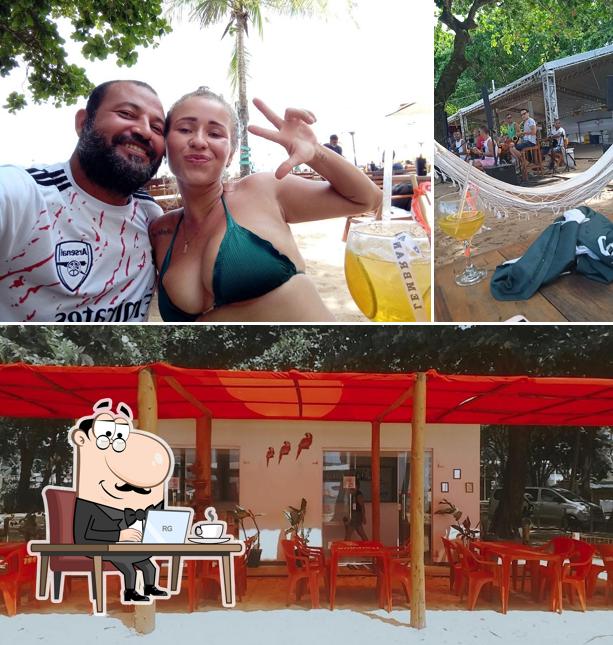 Sente em uma das mesas no Mundai Beach