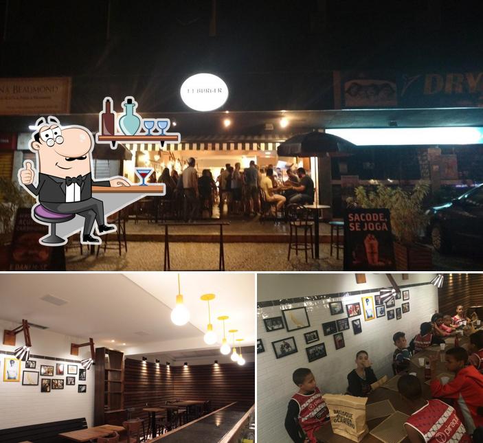 Sente em uma das mesas no T.T. Burger Olegário