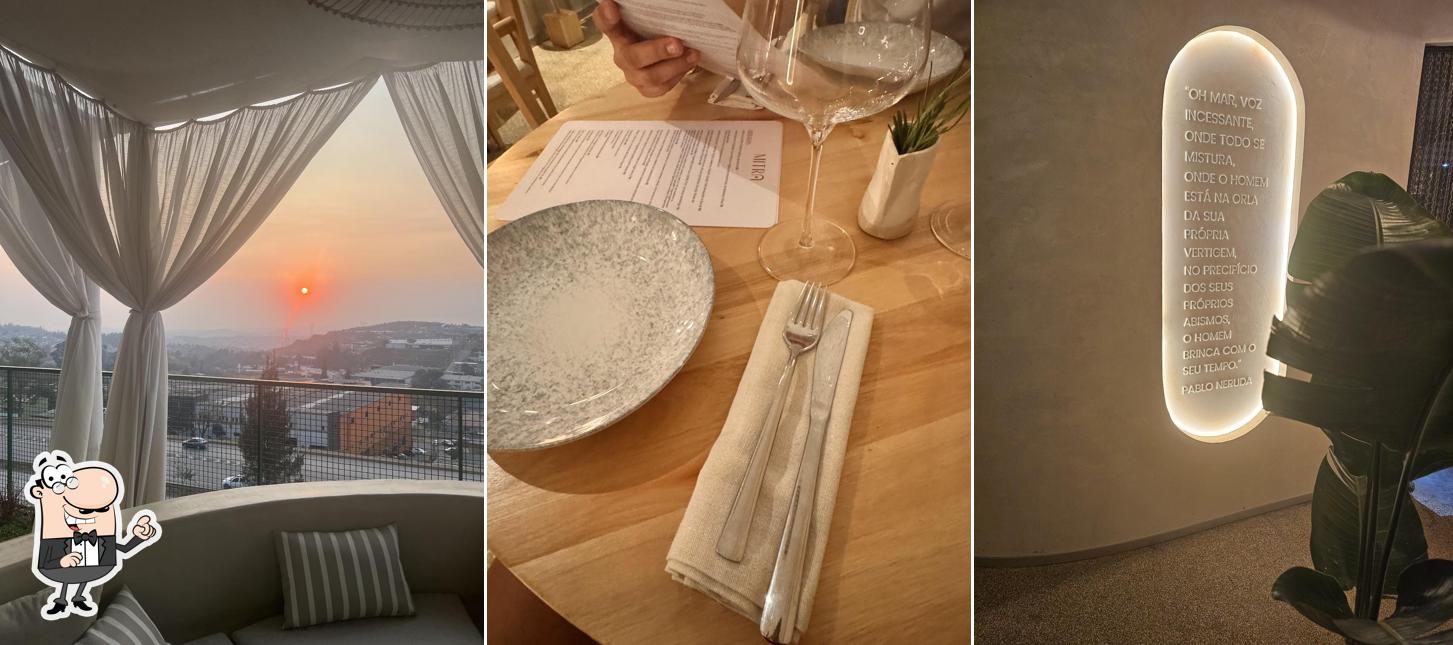 Sente em uma das mesas no Mitra Restaurante