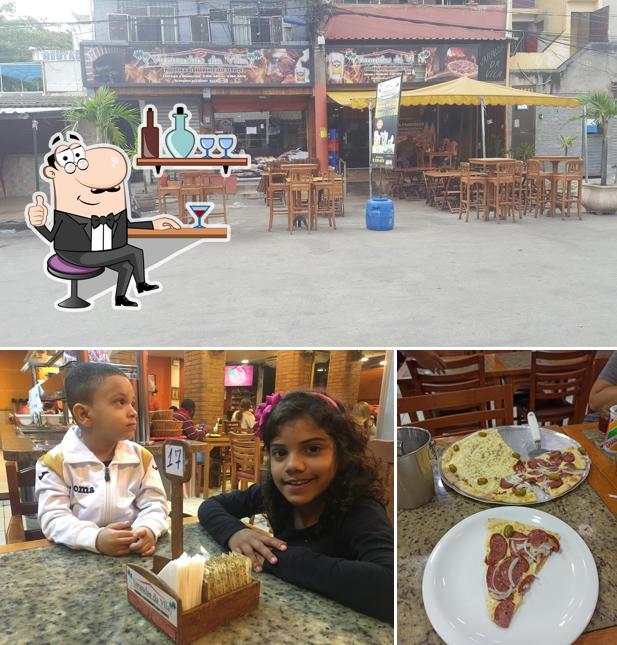 Sente em uma das mesas no Varandas Da Vila