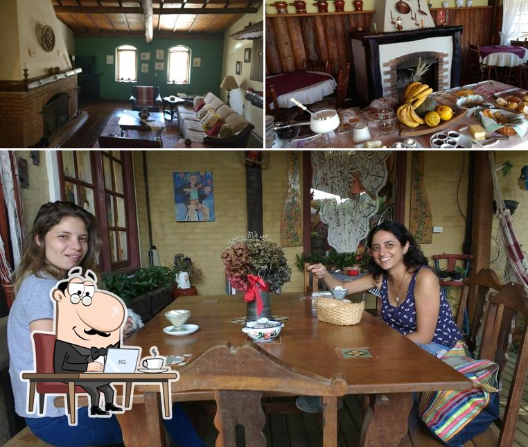 Sente em uma das mesas no Rancho do Caipira Queijos e Doces