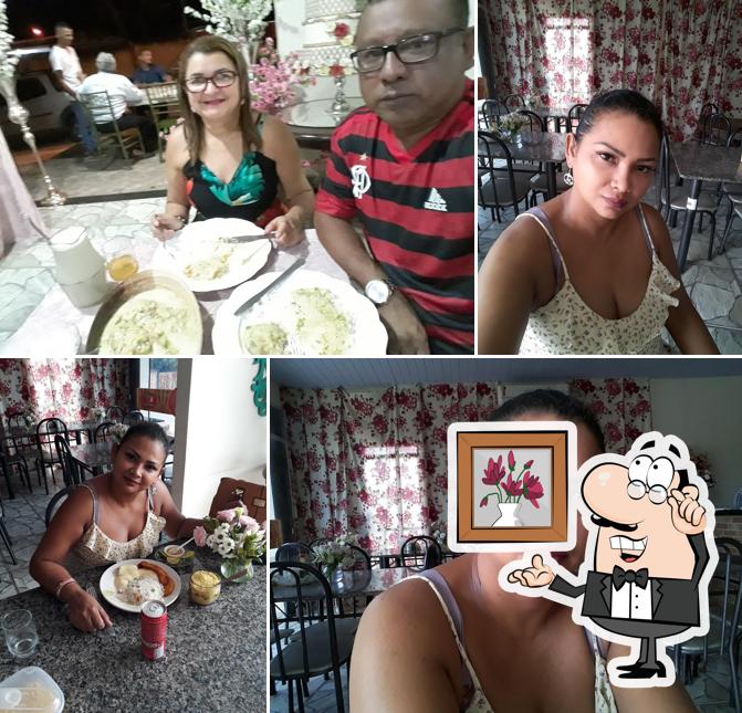 Sente em uma das mesas no RESTAURANTE TEMPERO BRASILEIRO