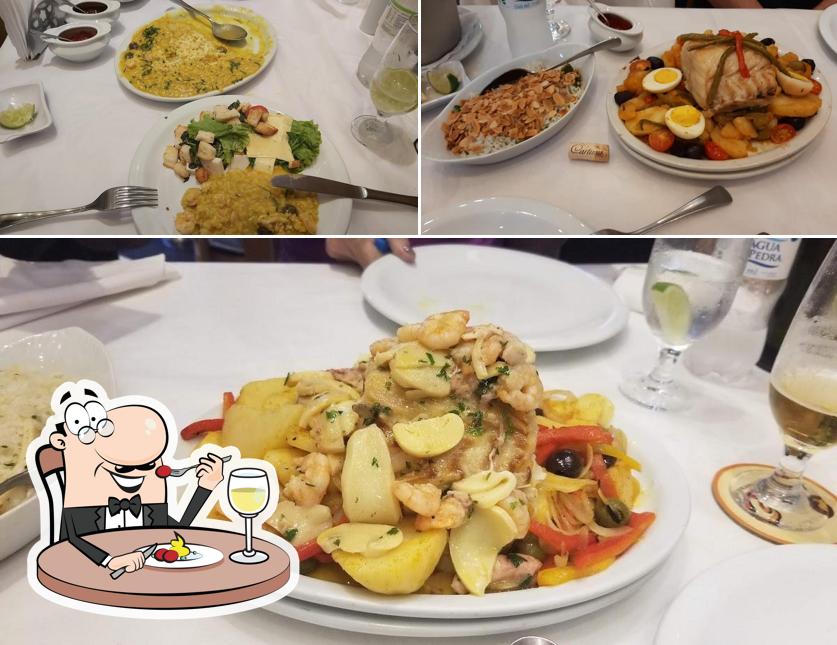 Comida em Restaurante Naval