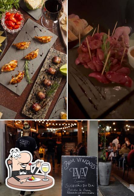 Esta é a imagem apresentando comida e quadro-negro a IVV Swinebar - O melhor Bar de Vinhos de Brasília