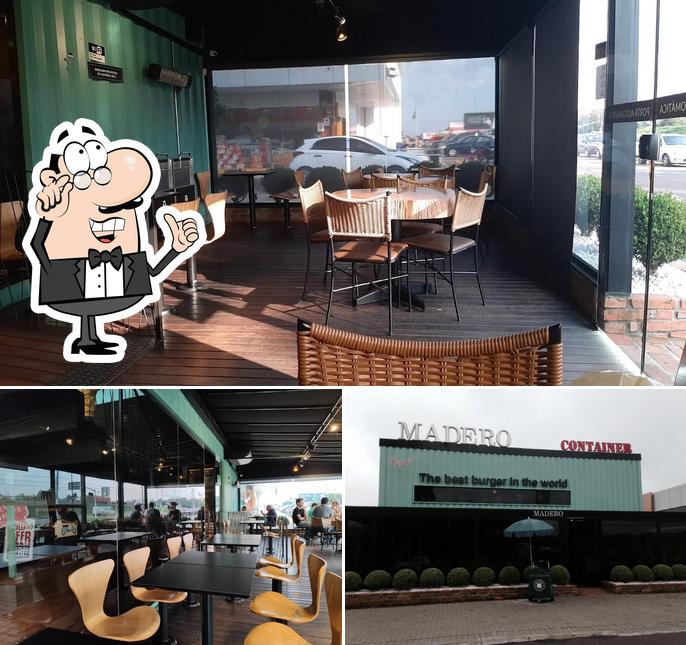 Sente em uma das mesas no Madero Container JK Mall