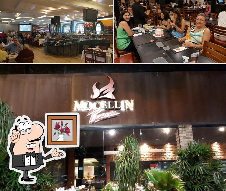 Sente em uma das mesas no Mocellin Churrascaria