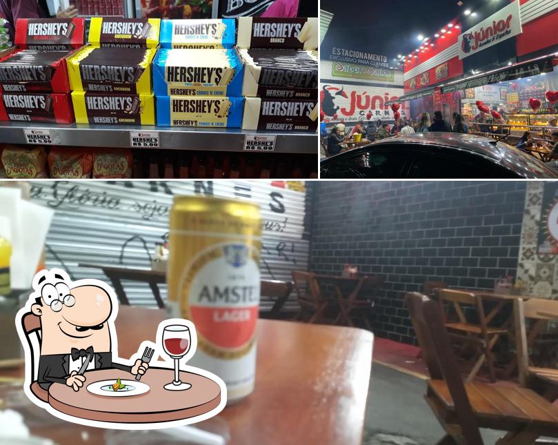 A ilustração do Júnior Assados e Espetos’s comida e exterior