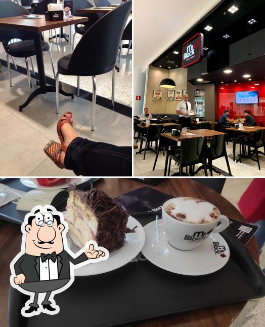 Sente em uma das mesas no Mr Black Café - Cafeteria