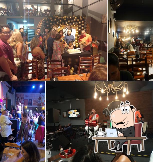 Sente em uma das mesas no Resenha's Lounge Bar