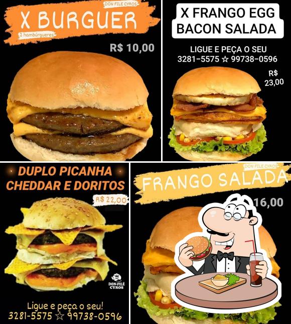 Peça um dos hambúrgueres oferecidos no Don Filé Cyros