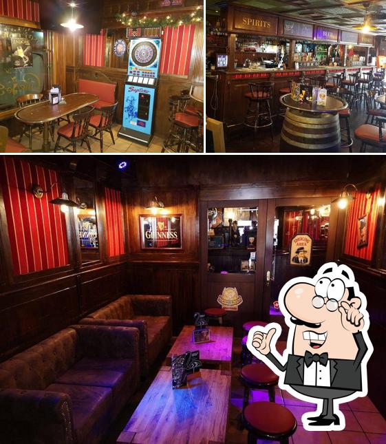 Dai un'occhiata agli interni di Charlie's Scottish Pub