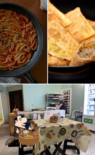 Confira a imagem mostrando comida e interior a Hot Dog La Familia