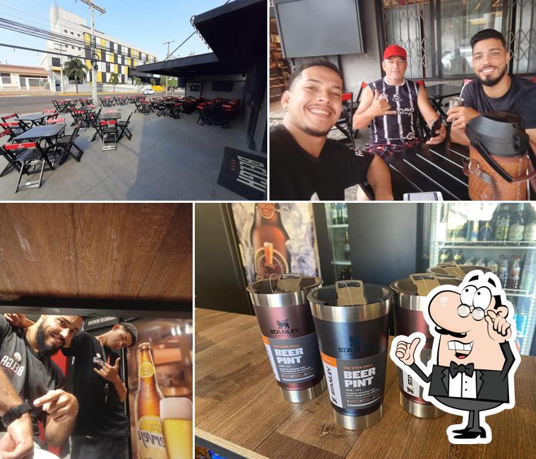 Sente em uma das mesas no Belga Beer