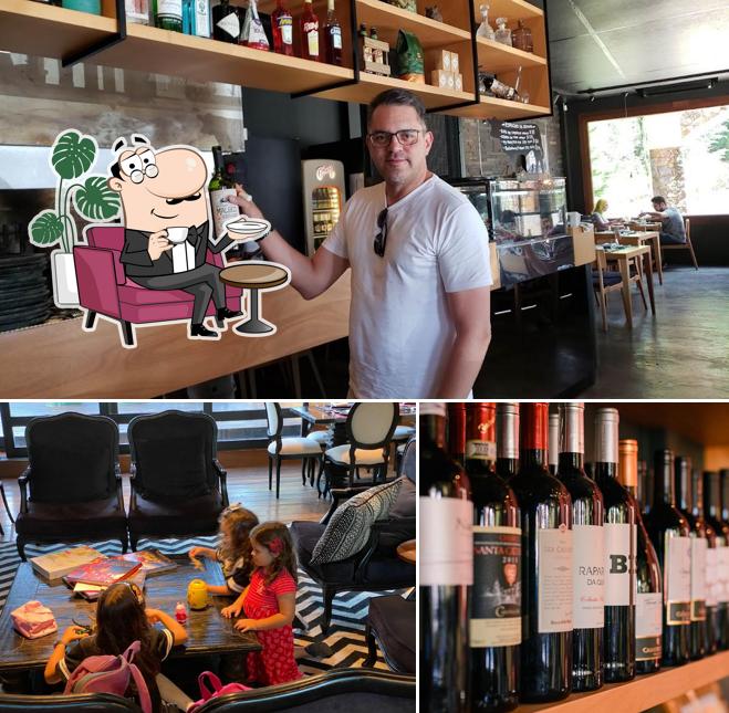 Dê uma olhada a imagem ilustrando interior e vinho no La Braise