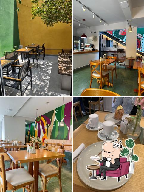 Sente em uma das mesas no Teju Bakery