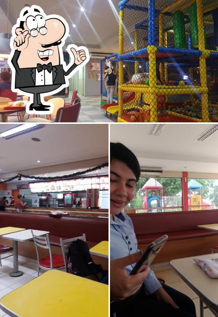 Sente em uma das mesas no Bob's Burger - Drive Av Joaquim Teotonio