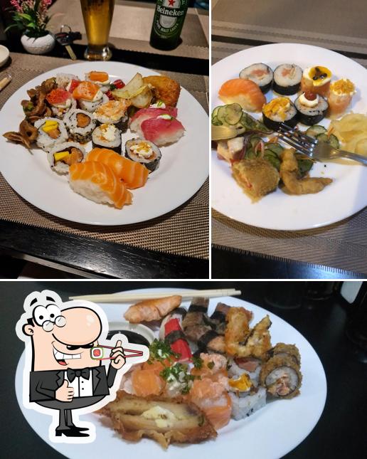Rolos de sushi são disponibilizados no Hondai Japanese Cambuí