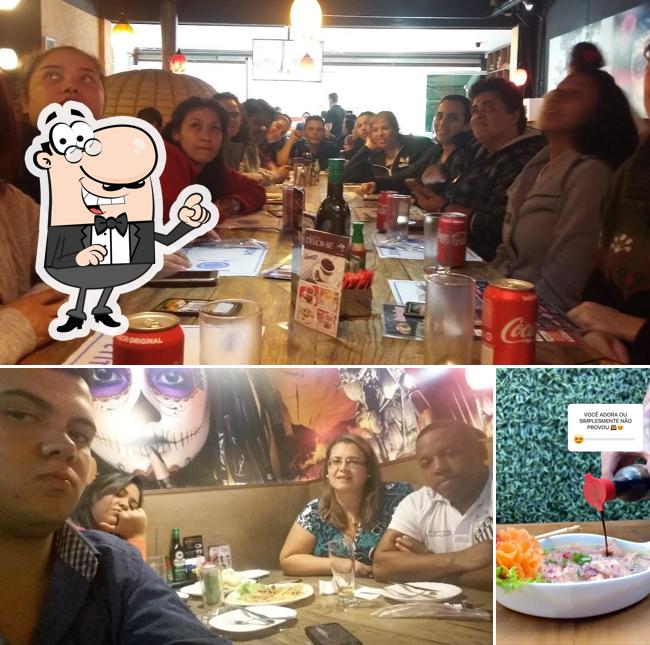 Sente em uma das mesas no Los Amigos Restaurante e Pizzaria