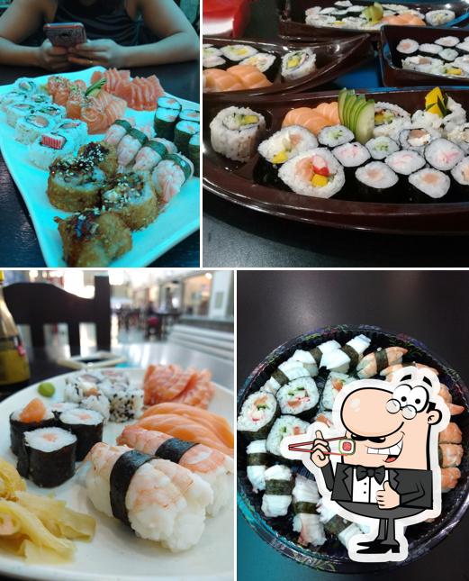 Rolos de sushi são disponibilizados no Miyake Sushi - Restaurante, Buffet Em Domicílio E Cursos