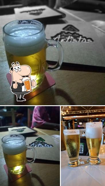 Você pode tomar uma tulipa de cerveja leve ou escura