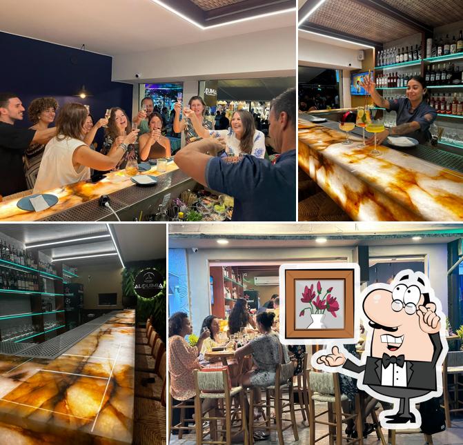 O interior do Alquimia Cocktail Bar