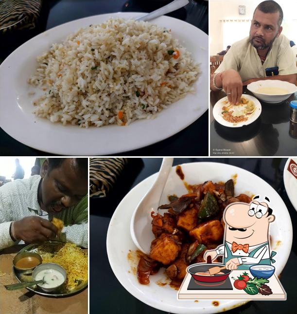 Chicken curry at Yatrinivas Restuarant ( OTDC Restuarant )