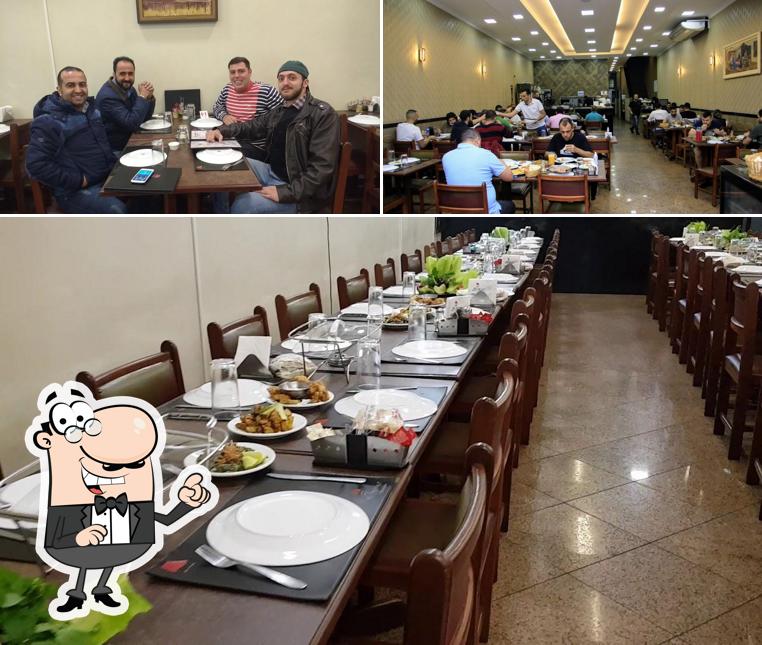 Sente em uma das mesas no Altanur Restaurante