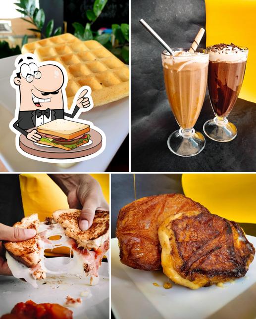 Sanduíches de queijo grelhado em Docê Confeitaria e Cafeteria